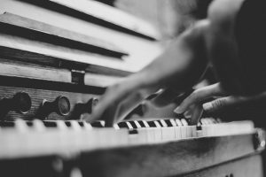 como tocar instrumento musica