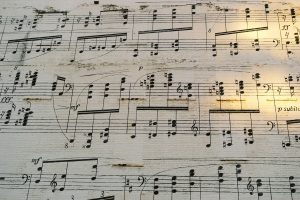 Partitura de piano con dinamicas y otras indicaciones