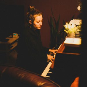 practicar piano