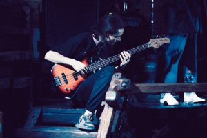 tocar y mejorar instrumento musical guitarra bajo